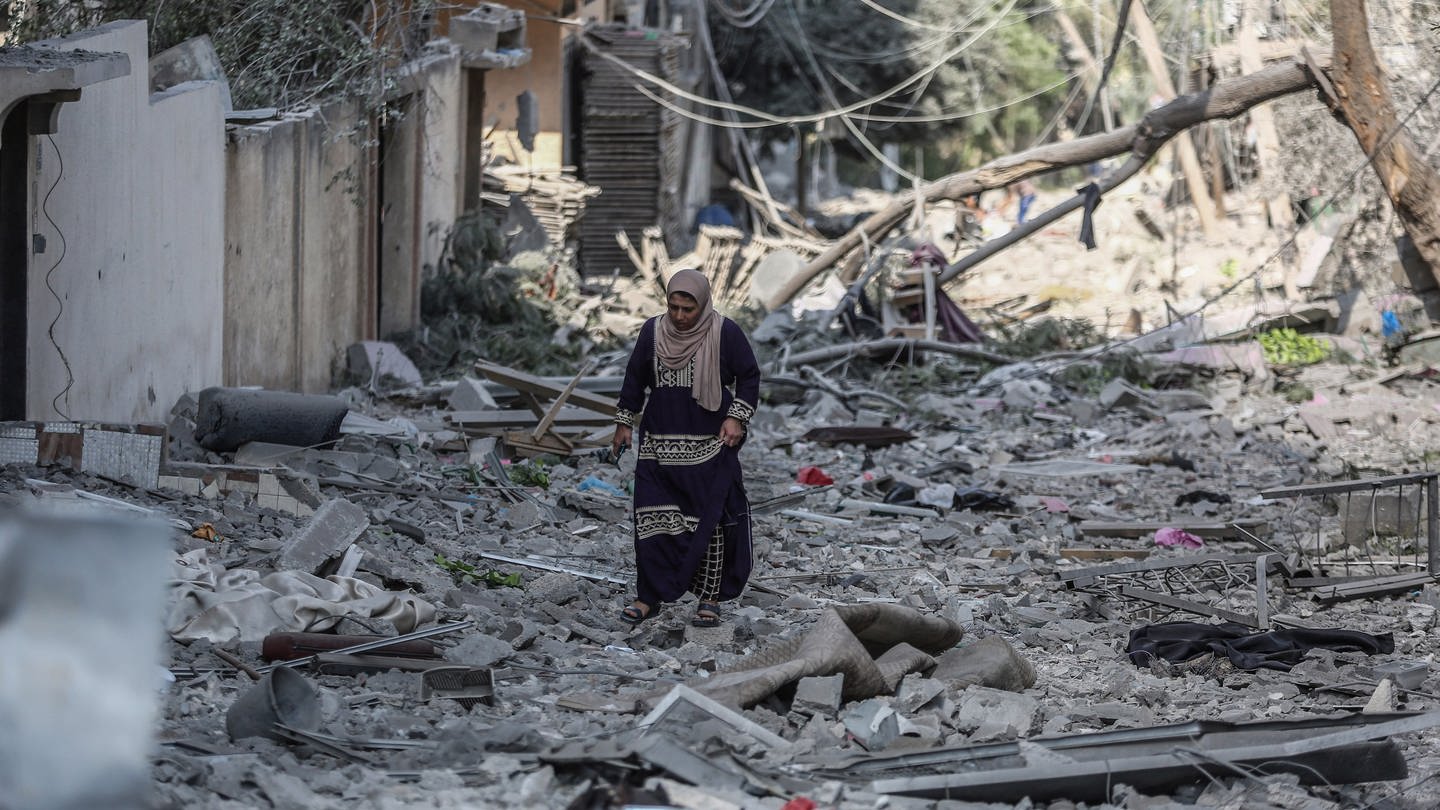 Eine Frau geht durch das Karama-Viertel nach einem israelischen Luftangriff.