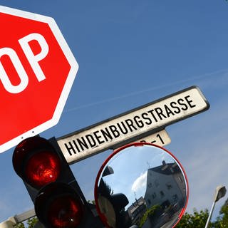 Ein Straßenschild mit der Aufschrift "Hindenburgstrasse". 