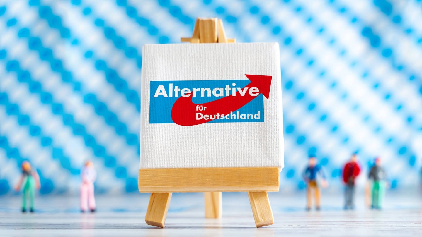 AfD Logo vor dem Hintergrund der Bayern-Flagge