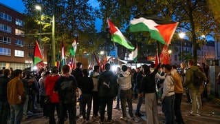 Demonstration für Solidarität mit den Palästinensern. Viele Menschen haben Palästina-Flaggen dabei.