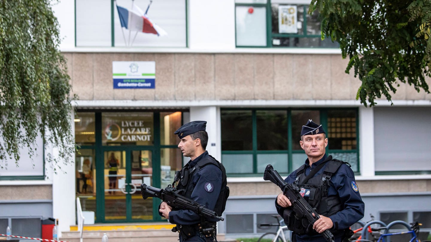 Polizei sichert die Schule in Frankreich, in der ein Islamist einen Lehrer erstochen und drei Menschen verletzt hat.