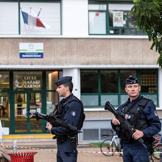 Polizei sichert die Schule in Frankreich, in der ein Islamist einen Lehrer erstochen und drei Menschen verletzt hat. 