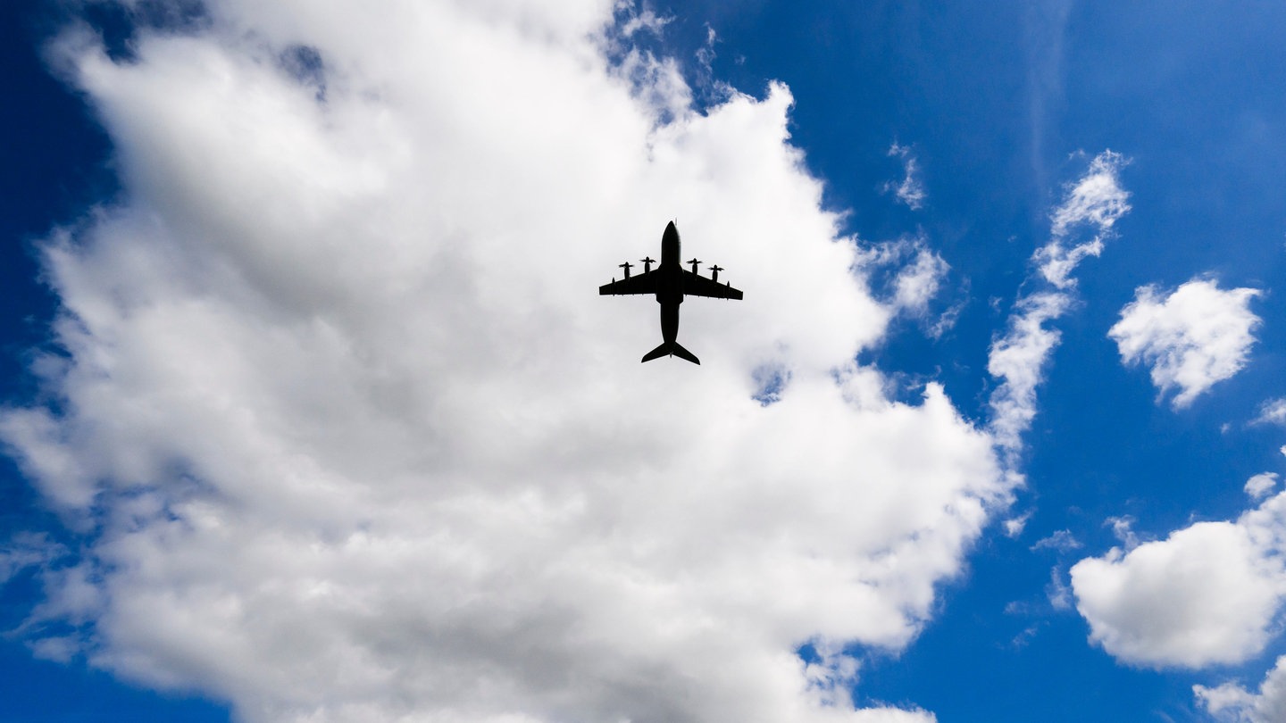 Ein Transportflugzeug Airbus A400M der Luftwaffe. Am Samstag sollen zwei Militärtransporter auf dem Weg nach Tel Aviv sein. Damit sollen Deutsche aus Israel ausgeflogen werden.