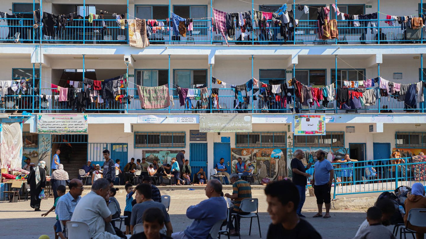 Palästinenser sind vorübergehend in einer Schule im südlichen Gazastreifen untergekommen. Sie sind vor den Angriffen Israels geflohen.