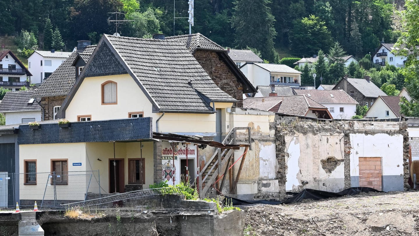 Das Ahrtal im Sommer 2023, 2 Jahre nach der Flutkatastrophe. Wegen der Flut wird immer noch ermittelt. Jetzt gibt es Details zu einem neuen Gutachten.