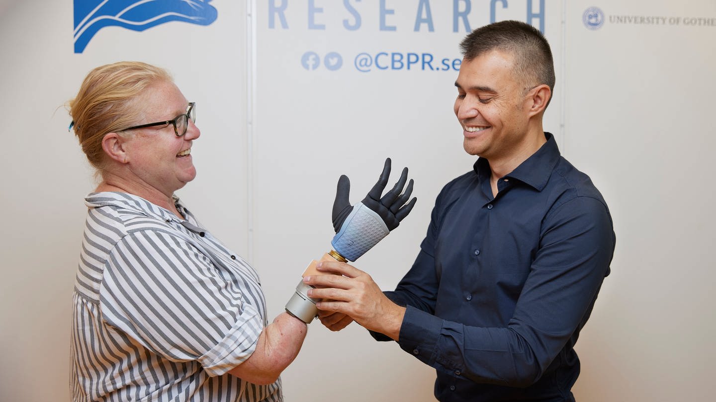 Testperson Karin mit Hand-Prothese und Professor Max Ortiz Catalán vom Bionics Institute