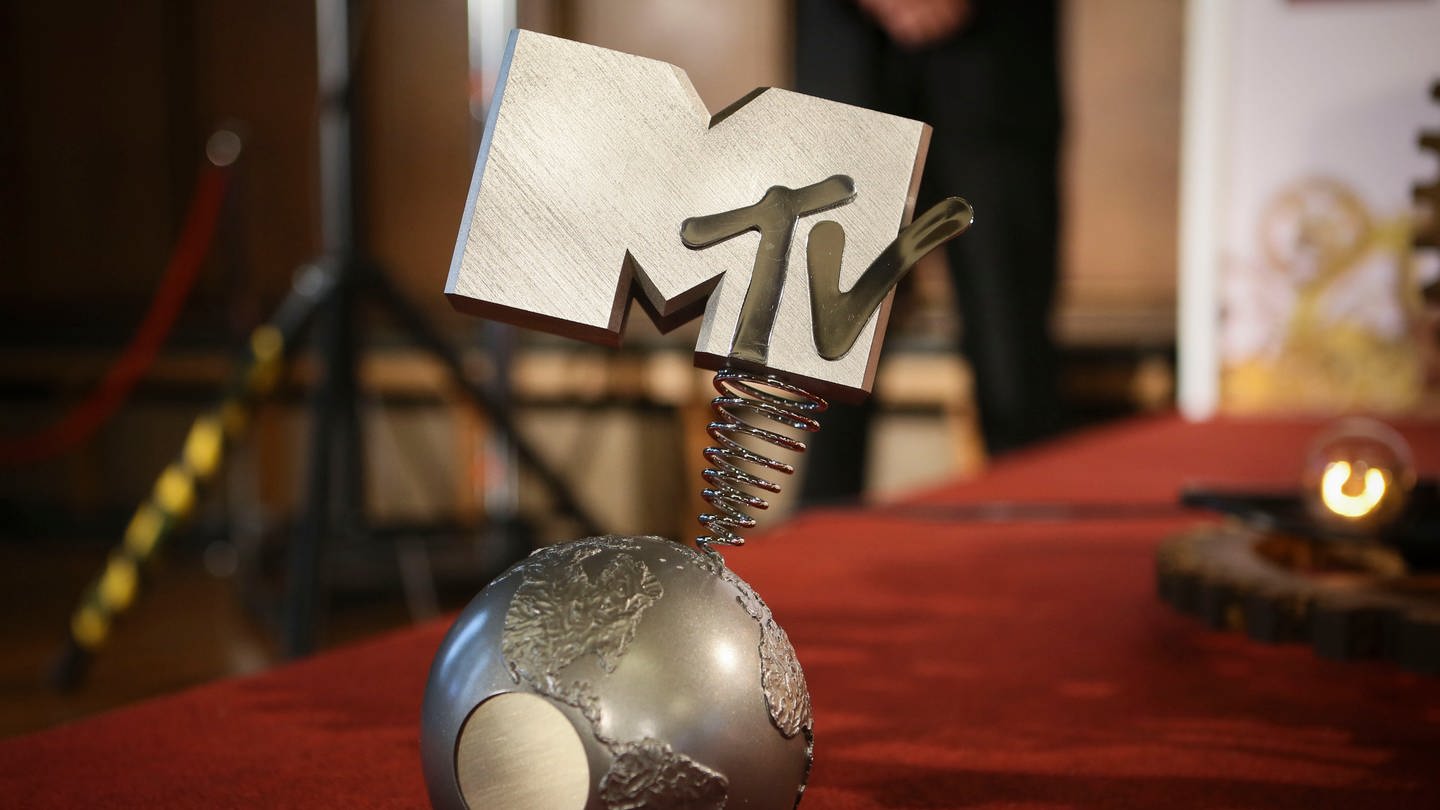 Die Trophäe der MTV Europe Music Awards steht auf einem Tisch.