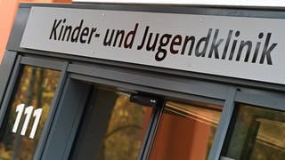 Eingang einer Kinder- und Jugendklinik für psychische Erkrankungen. Baden-Württemberg will die Plätze in Kliniken aufstocken.