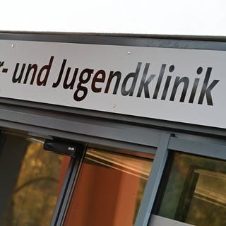 Eingang einer Kinder- und Jugendklinik für psychische Erkrankungen. Baden-Württemberg will die Plätze in Kliniken aufstocken.