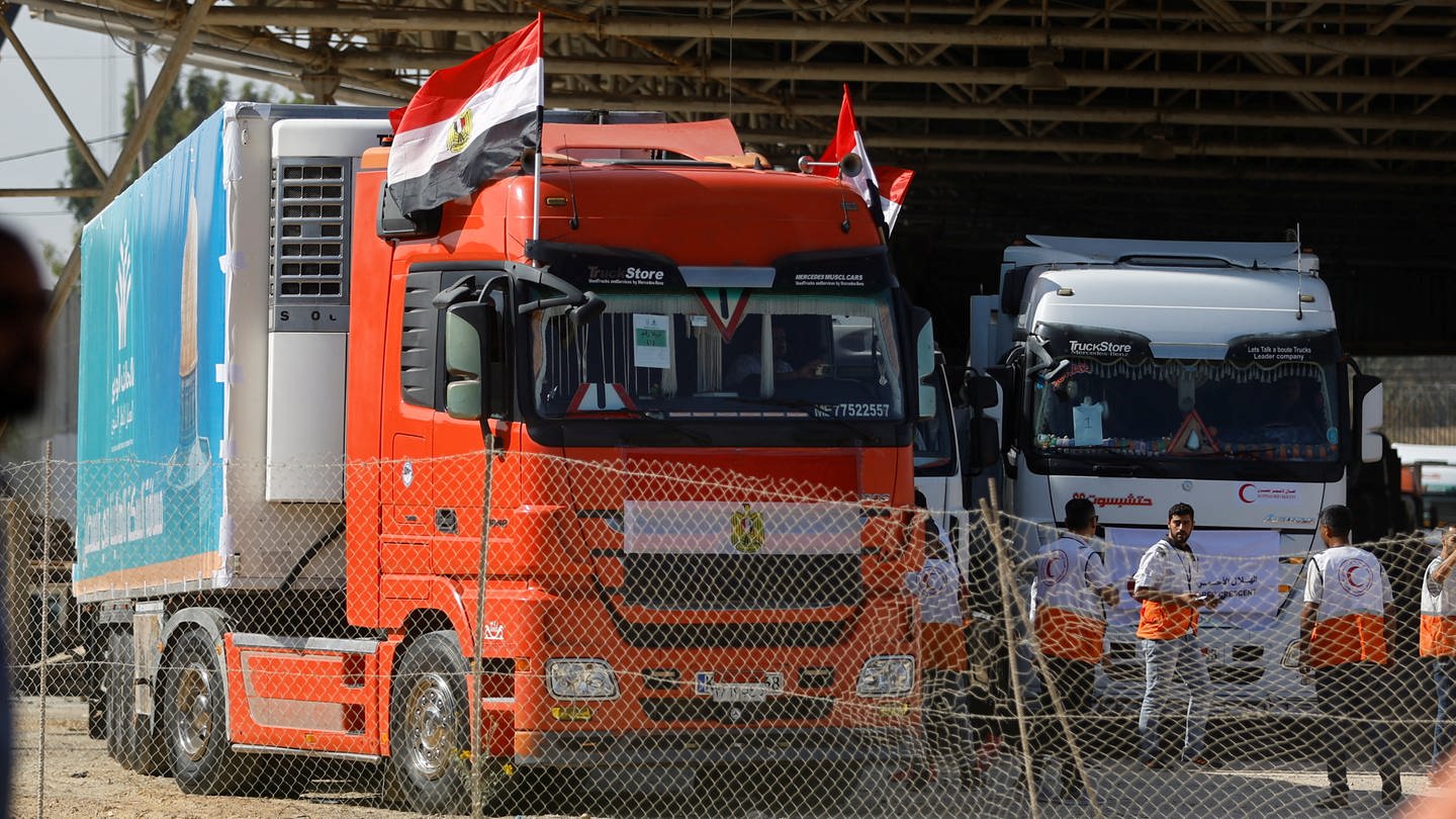 Erste Lkw mit Hilfsgütern überqueren die Grenze von Ägypten in den Gazastreifen.