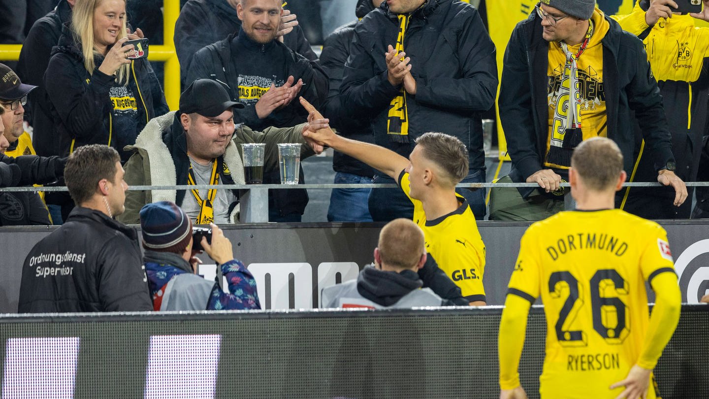 BVB-Fan Marcel wird von den Dortmund-Spielern begrüßt. Marcel hat einen Tumor, der BVB unterstützt seine Behandlung.
