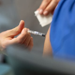 Eine Frau lässt sich mit dem Wirkstoff gegen Grippe impfen.