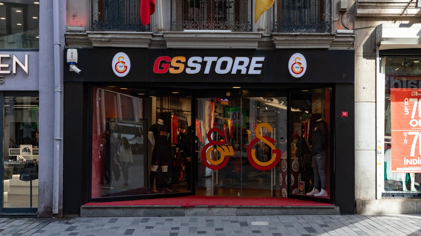 Ein Fanshop des Fußball Vereins Galatasaray Istanbul aus der Türkei.