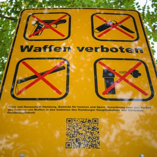 Ein Schild („Waffen verboten“) informiert mit Piktogrammen vor dem Hamburger Hauptbahnhof über die neu eingerichtete Waffenverbotszone. Mannheim diskutiert über eine mögliche Waffenverbotszone in der Innenstadt