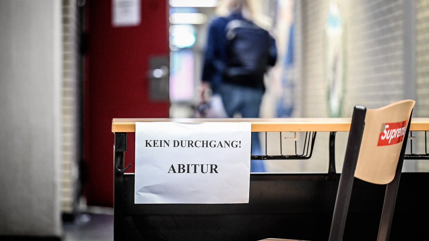 Der Gang zu den Prüfungsräumen mit Schild : Kein Durchgang Abitur!