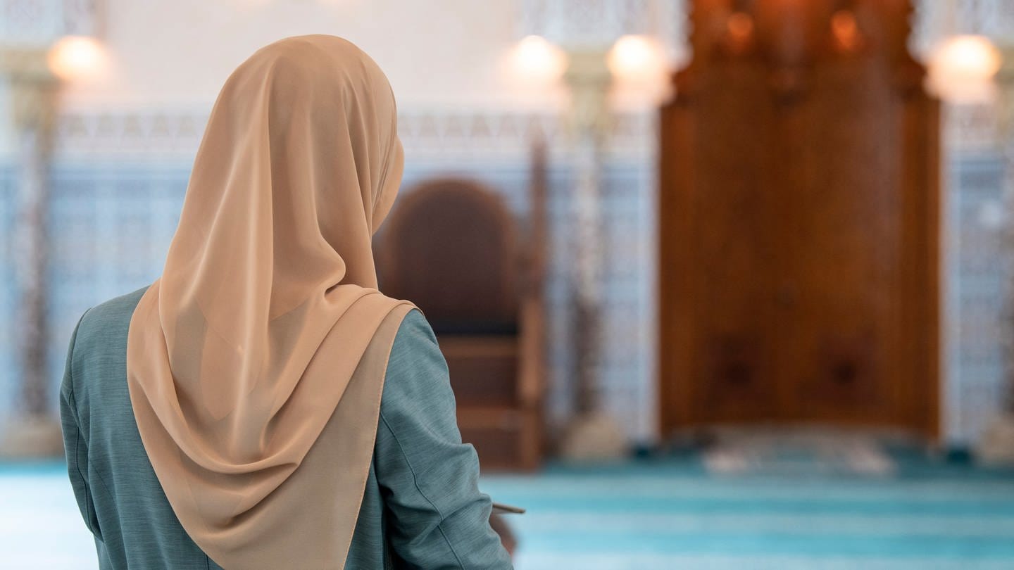 SYMBOLBILD: Eine Muslima mit einem Kopftuch steht als Besucherin im Gebetsraum der Abu Bakr-Moschee.