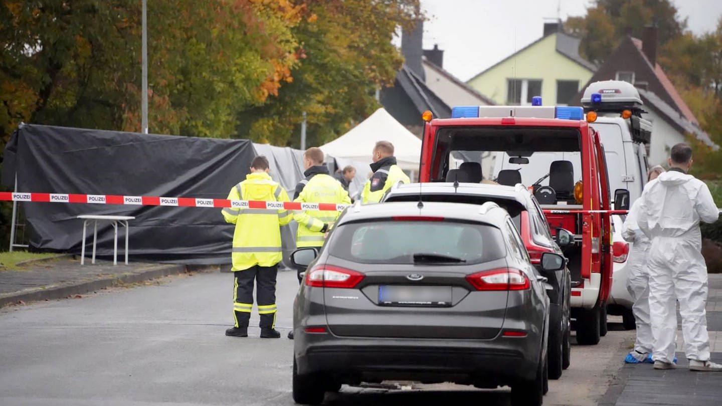 In Horn-Bad Meinberg im Kreis Lippe in Nordrhein-Westfalen wurde ein Obdachloser getötet. Drei Jugendliche stehen unter Tatverdacht.