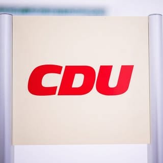 Die CDU in Cottbus wird aktuell von den Grünen wegen einer Zusammenarbeit mit der teils rechtsextremen Partei AfD kritisiert.