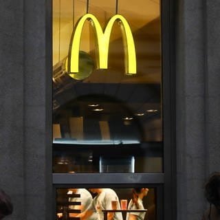 Das gelbe M des McDonald's-Logos leuchtet in der Dämmerung. In Großbritannien wurden Mäuse in mehreren Filialen ausgesetzt (Symbolbild)