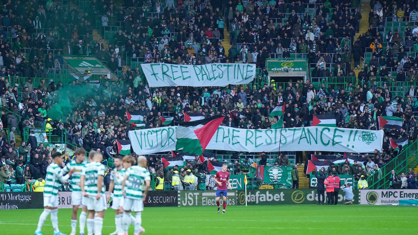 Celtic-Ultras schwenken Palästina-Flaggen