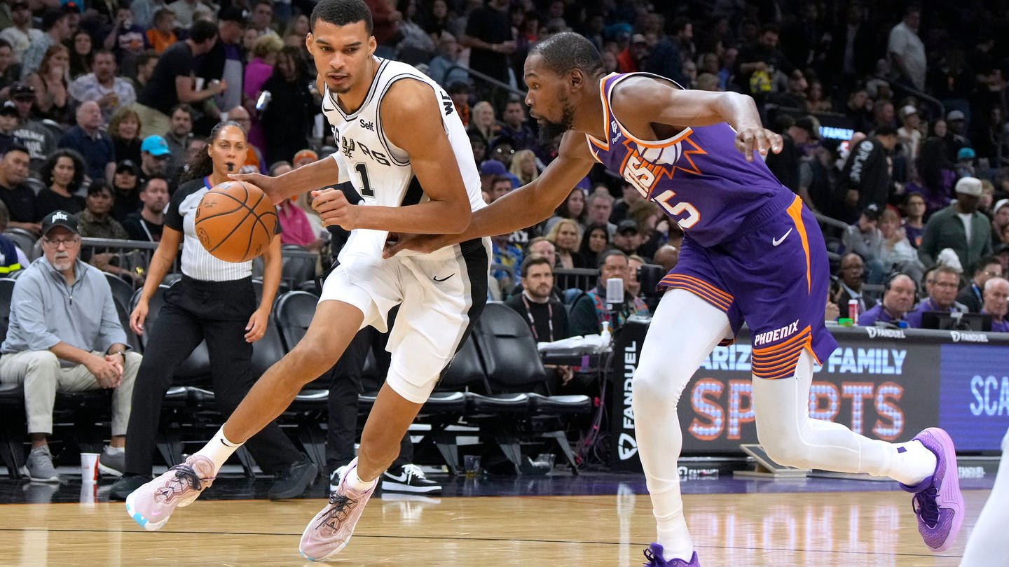 Beim Spiel der Phoenix Suns gegen die San Antonio Spurs treffen Ausnahmetalent Victor Wembanyama (links) und Kevin Durant (rechts) aufeinander.