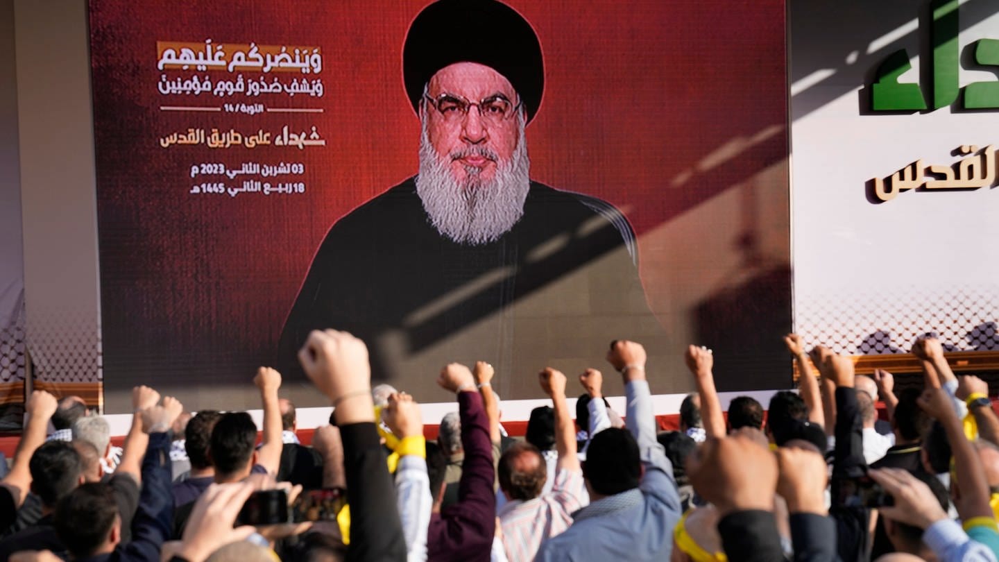 s Hisbollah-Führer Hassan Nasrallah während einer Kundgebung zum Gedenken an Hisbollah-Kämpfer, die in den letzten Wochen im Kampf gegen die israelischen Streitkräfte im Südlibanon getötet wurden über eine Videoverbindung erscheint.