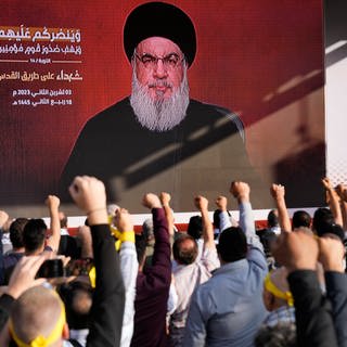 s Hisbollah-Führer Hassan Nasrallah während einer Kundgebung zum Gedenken an Hisbollah-Kämpfer, die in den letzten Wochen im Kampf gegen die israelischen Streitkräfte im Südlibanon getötet wurden über eine Videoverbindung erscheint.