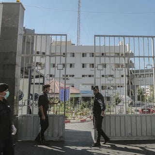 ARCHIV: Mitglieder der islamistischen Hamas bewachen die Tore des Schifa-Krankenhaus. Im Umkreis des Schifa-Krankenhauses in Gaza, das nach israelischer Darstellung auch als Hamas-Kommandozentrum dient, halten sich nach TV-Berichten weiterhin Tausende von Zivilisten auf. (Archiv-Illustration zu dpa: "Tausende von Zivilisten im Bereich des Schifa...