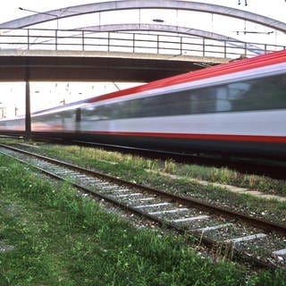 SYMBOLBILD: Ein Zug fährt aus dem Bahnhof.