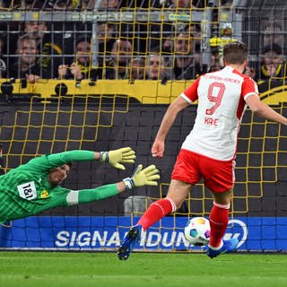 Fußball: Bundesliga, 10. Spieltag, Signal Iduna Park. Münchens Harry Kane erzielt den Treffer zum 0:1 gegen Dortmunds Torhüter Gregor Kobel