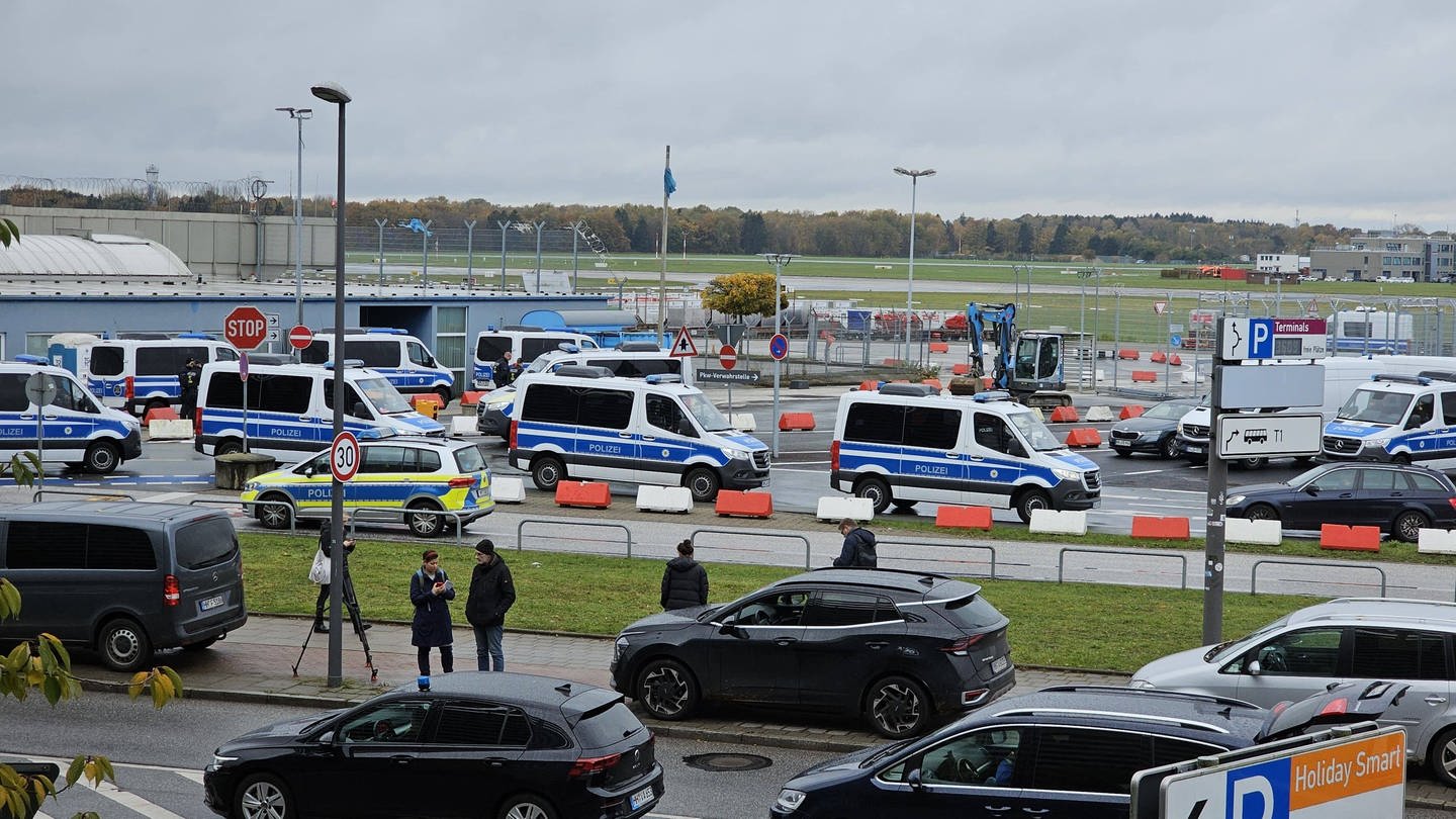 Durch dieses Tor Nord Tor am Terminal Tango am Flughafen Hamburg ist der Täter auf das Vorfeld gerast. Er hatte seine Tochter als Geisel genommen.