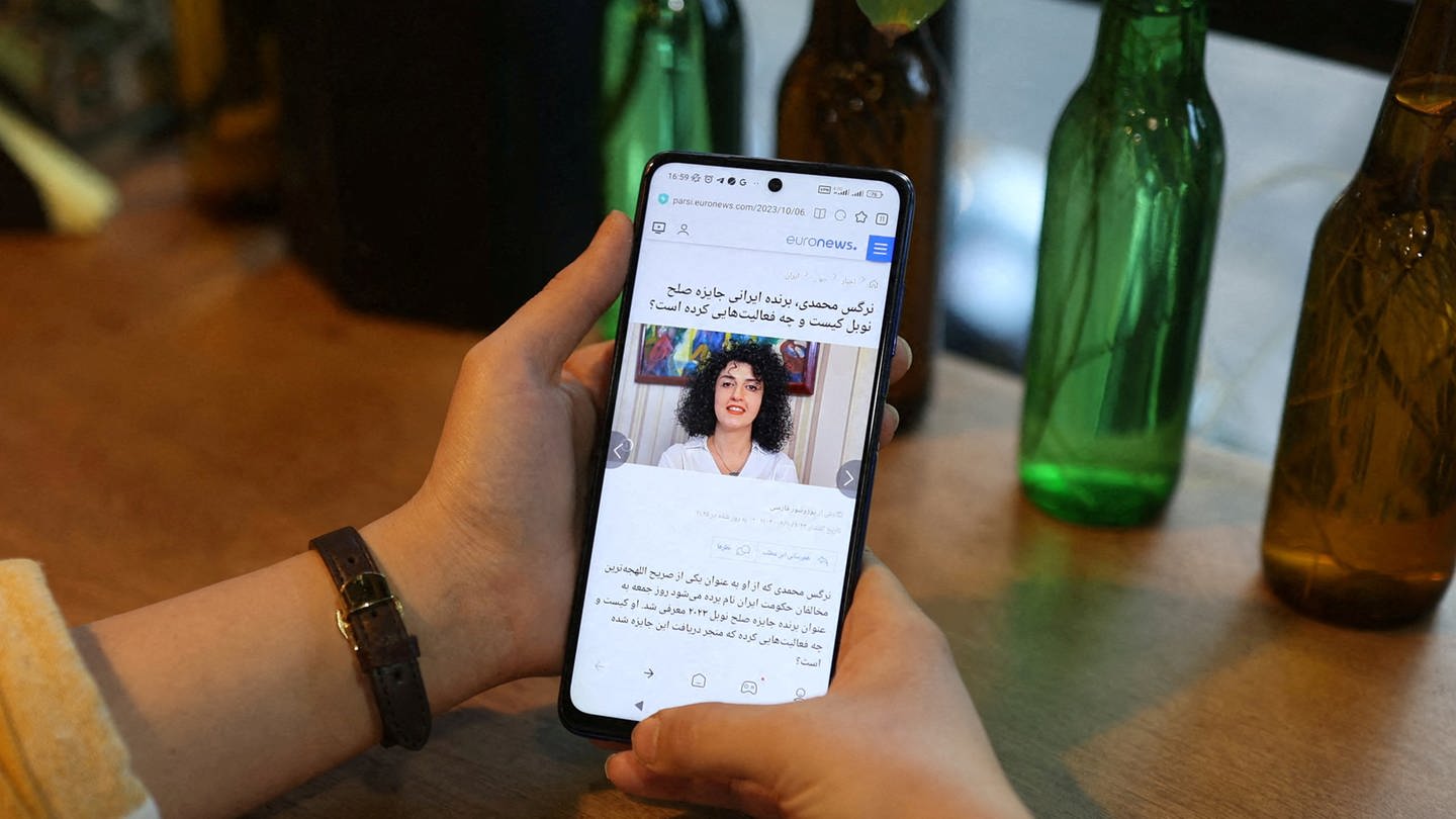 Firdensnobelpreisträgerin Narges Mohammadi auf einem Handyfoto - die Aktivistin ist im Hungerstreik im Gefängnis.