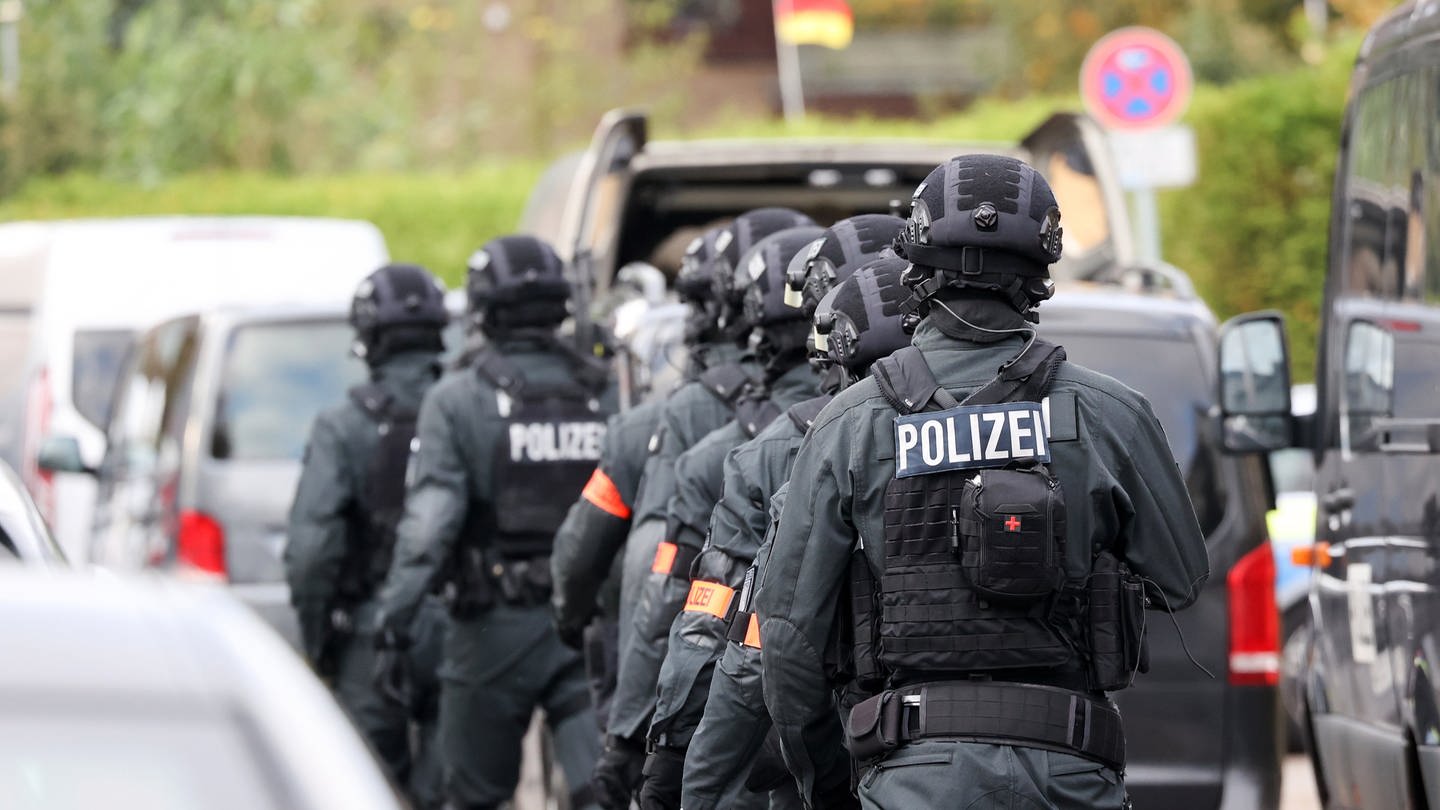Einsatzkräfte stehen bei einer Bedrohungslage in Hamburg vor der Stadtteilschule Blankenese.