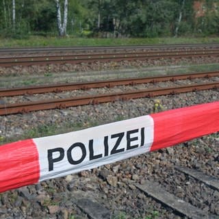 Absperrband der Polizei vor Gleisen: In Bobenheim-Roxheim wurde ein 19-Jähriger tot neben Bahngleisen gefunden (Symbolbild)