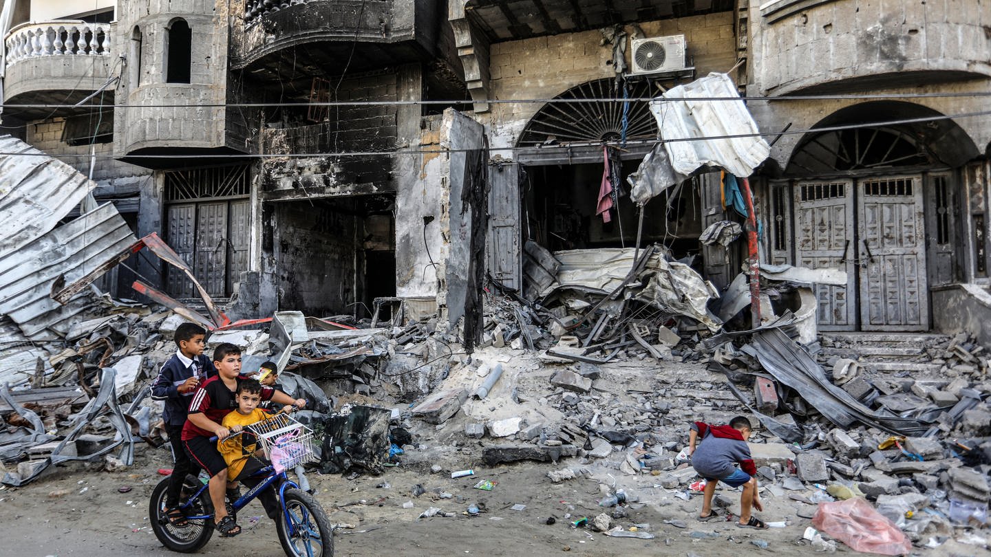 Palästinensische Kinder spielen nach einem israelischen Bombenangriff auf der Straße. 300.000 Kinder können im Gazastreifen nicht mehr in die Schule.