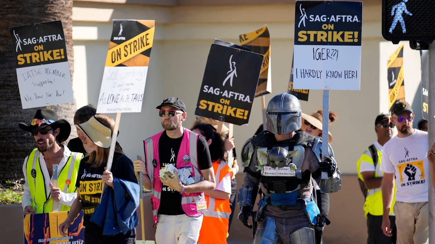 Streikende SAG-AFTRA-Mitglieder beteiligen sich an einem Streikposten vor dem Studio von Paramount Pictures in Los Angeles.