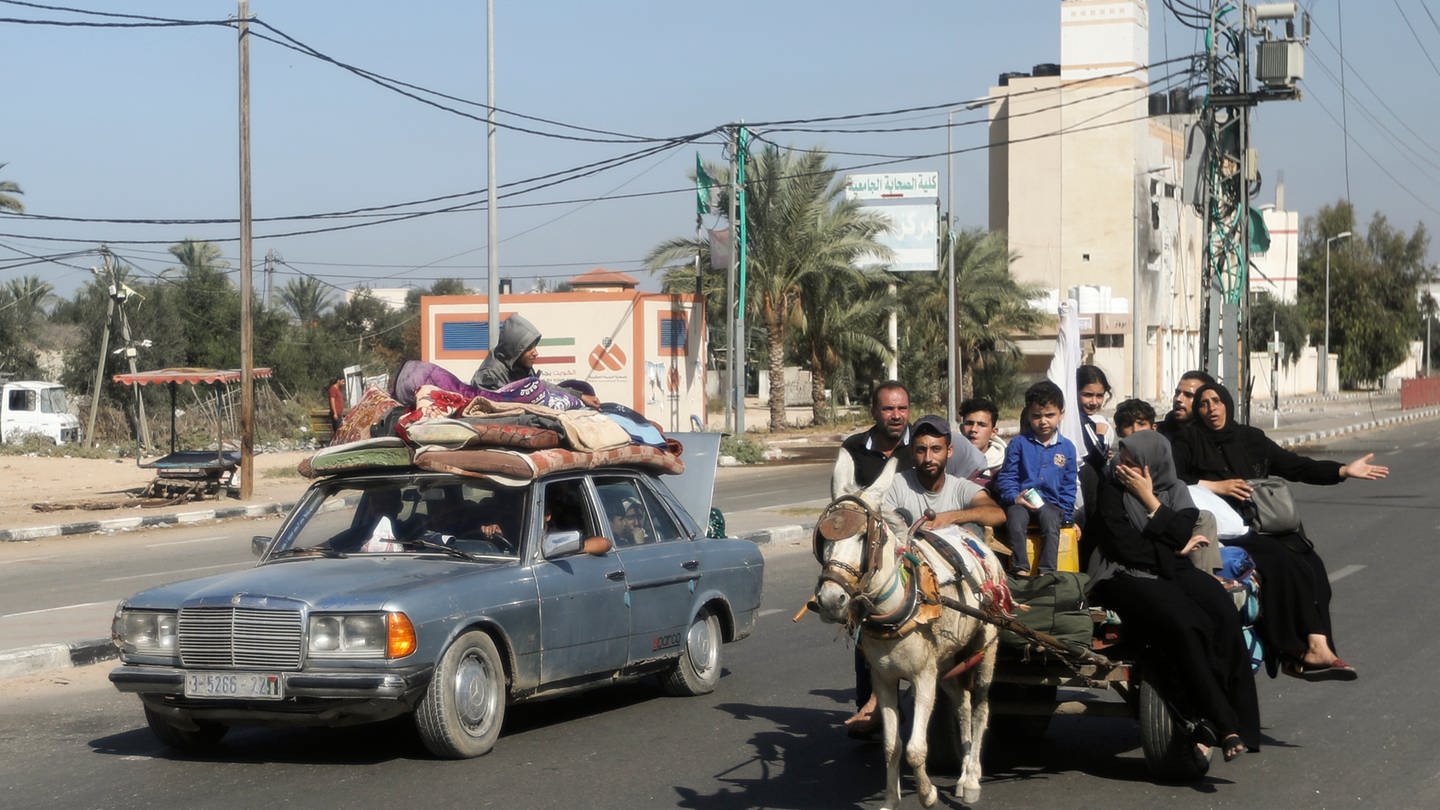 Palästinenser fliehen in einem Auto und auf einem Eselkarren aus Gaza-Stadt in den südlichen Gazastreifen. Israel hat jetzt einer täglichen Feuerpause zugestimmt.