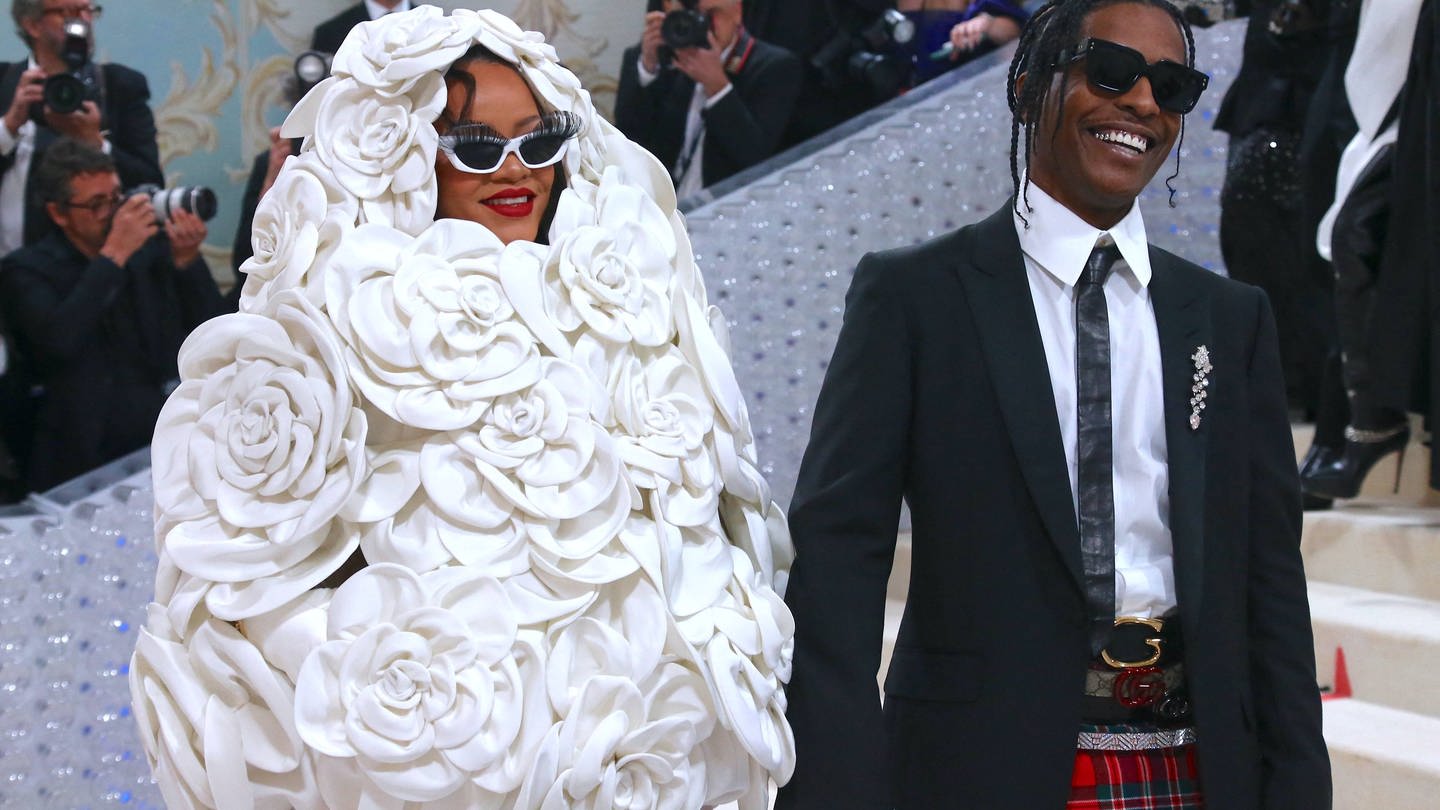 Die schwangere Rihanna auf der Met Gala 2023. Jetzt steht das Motto für die Met Gala 2024 fest.