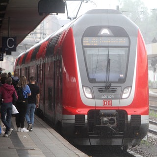 Ein Regionalexpress der Deutschen Bahn steht am Mannheimer Hauptbahnhof.