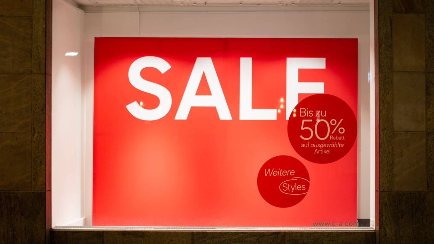 Sale-Schild im Schaufenster: Auch viele Läden beteiligen sich an Aktionstagen wie dem Singles Day, Black Friday oder Cyber Monday.