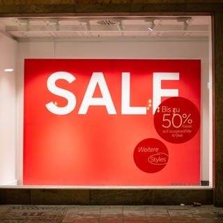 Sale-Schild im Schaufenster: Auch viele Läden beteiligen sich an Aktionstagen wie dem Singles Day, Black Friday oder Cyber Monday.