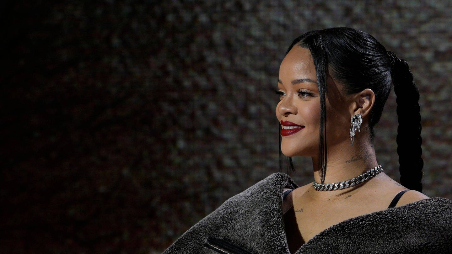 Rihanna bei der Pressekonferenz vom Superbowl. Die 35-Jährige präsentiert vor Kurzem ihre neue Haarfarbe.