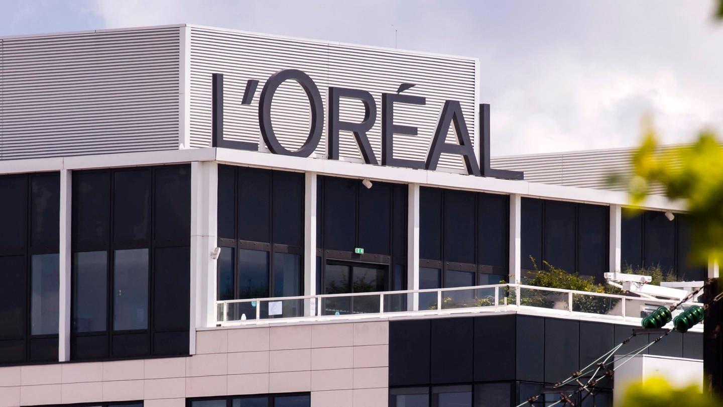 Das L'Oréal-Logo auf einem Bürogebäude.