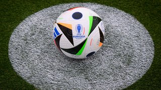 Der ofizielle Spielball der EM 2024 Fußballliebe
