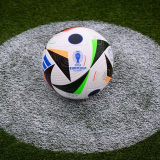 Der ofizielle Spielball der EM 2024 Fußballliebe