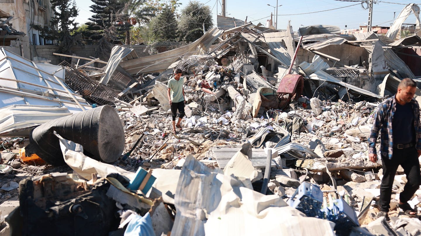 Menschen durchsuchen im südlichen Gazastreifen Gebäude, die bei israelischen Luftangriffen am Vortag zerstört wurden.