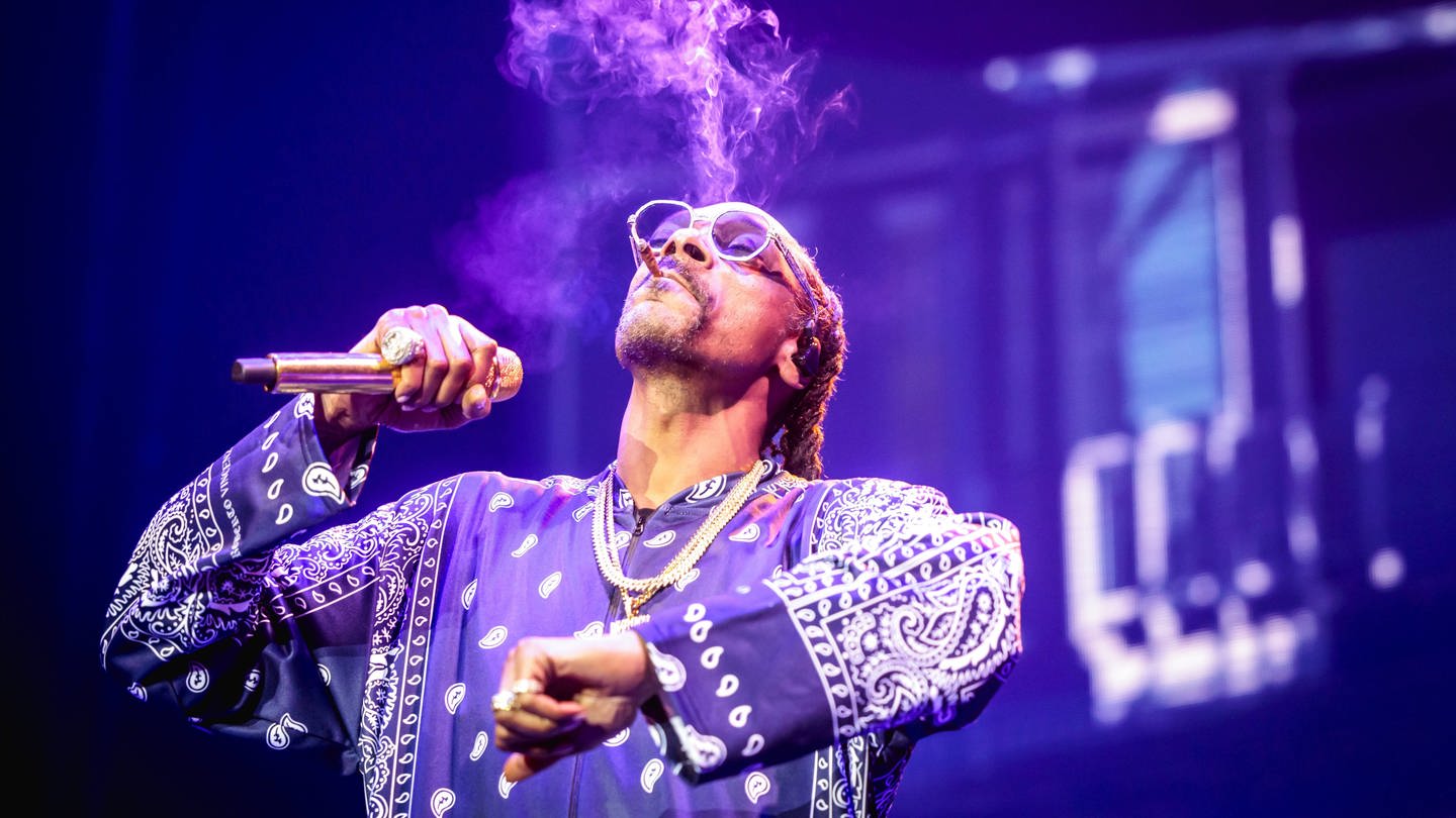 So kannte man ihn lange Zeit: Snoop Dogg auf einem Konzert in Rotterdamm, während er einen Joint auf der Bühne raucht. Damit soll jetzt Schluss sein.