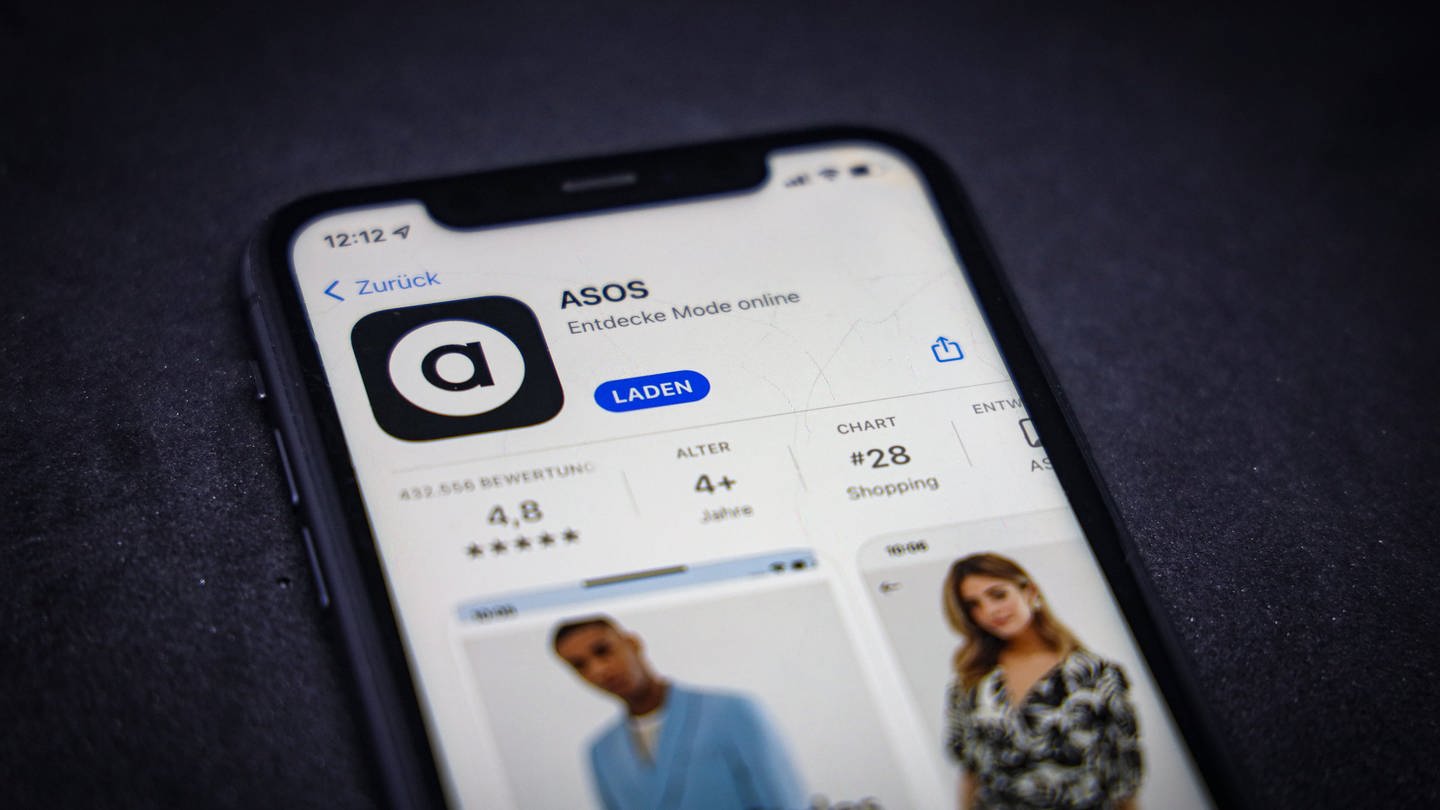 Online-Shop Asos Website auf dem Smartphone - aktuell gibt es Kritik wegen nicht angenommener Retouren