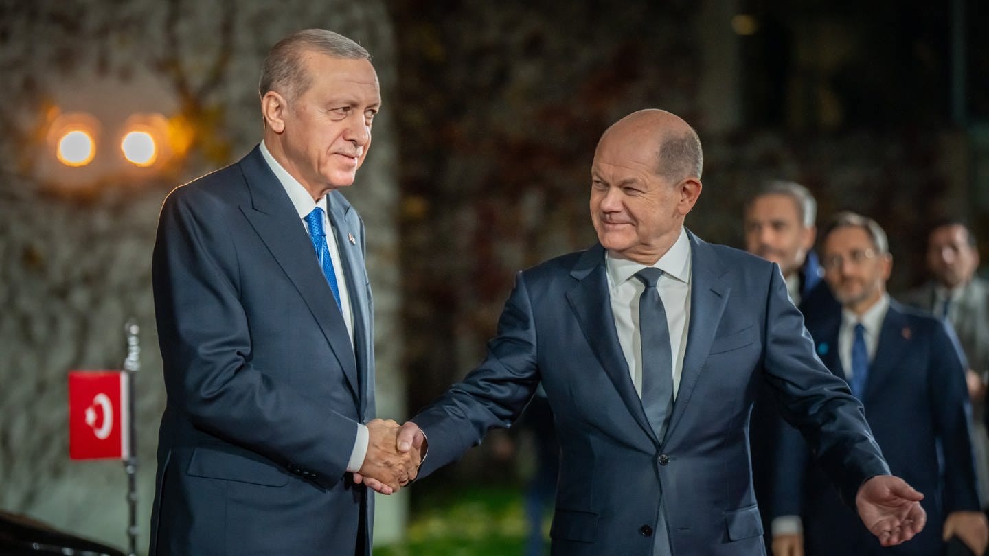 Recep Tayyip Erdoğan wird von Olaf Scholz am Berliner Kanzleramt begrüßt