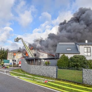 Feuer schlägt aus einer Lagerhalle in Eppingen-Adelshofen